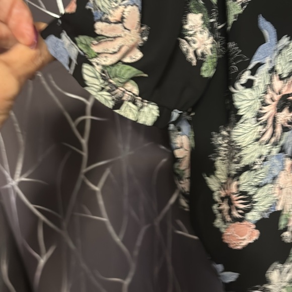 Silky shirts, three buttons 100% polyester worn once - Picture 3 of 3